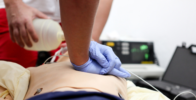 Uomo in arresto cardiaco salvato da tre studenti