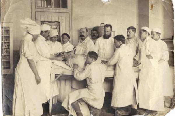 Ospedale Corbineau, un’equipe medica intorno ad un ferito