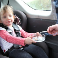 Dal 2016 sarà vietato fumare in auto con i bambini