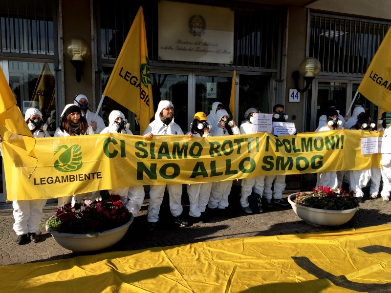 Legambiente contro lo smog: “Ci siamo rotti i polmoni”