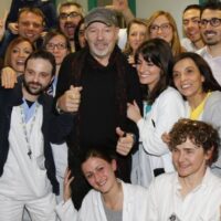 Vasco Rossi "primario del sorriso" tra i bambini dell'ospedale Rizzoli di Bologna