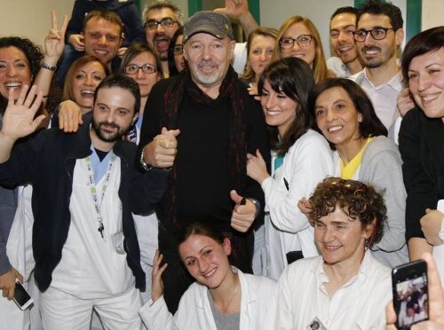 Vasco Rossi “primario del sorriso” tra i bambini dell’ospedale Rizzoli di Bologna