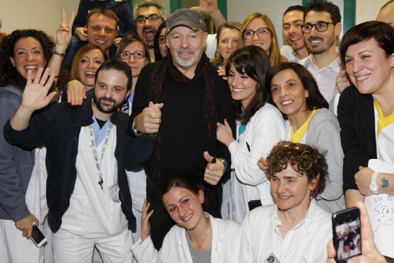 Vasco Rossi “primario del sorriso” tra i bambini dell’ospedale Rizzoli di Bologna