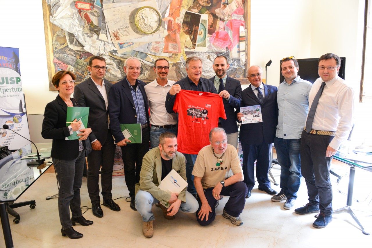 Foto di gruppo durante la conferenza stampa di presentazione della Strabologna 2015