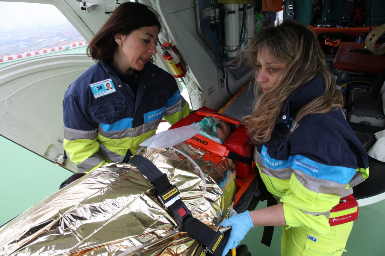 Ospedale Maggiore "C.A. Pizzardi" di Bologna. Eliporto 118 Bologna Soccorso che si trova al di sopra dell'edificio D. Simulazione di un trasporto in elicottero di un ferito, atterraggio sulla piattaforma, trasferimento in corsia. ARCHIVIO AUSL BOLOGNA - foto Andrea Samaritani/Meridiana Immagini