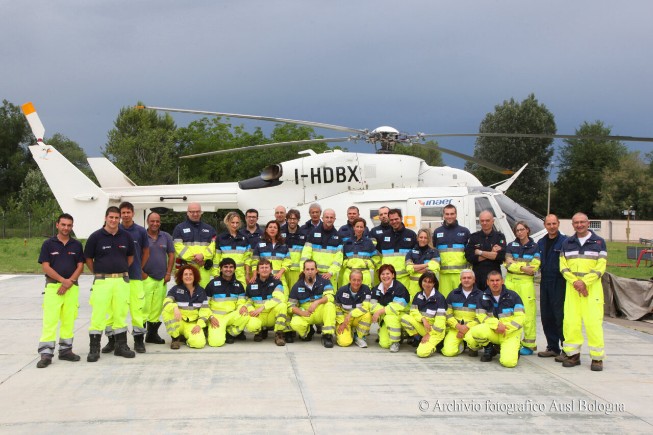 Eliporto. Foto di gruppo del team dell'elisoccorso 118. ARCHIVIO AUSL BOLOGNA - foto Paolo Righi/Meridiana Immagini