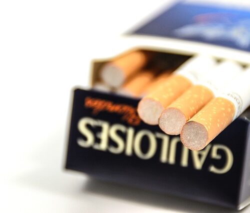Oncologi: “1 cent a sigaretta per finanziare le terapie innovative”