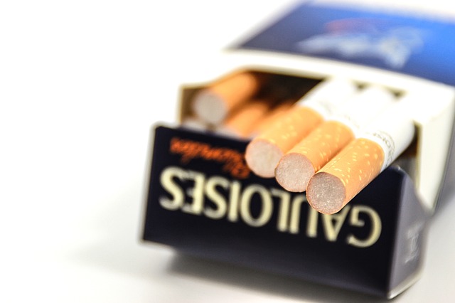 Oncologi: “1 cent a sigaretta per finanziare le terapie innovative”