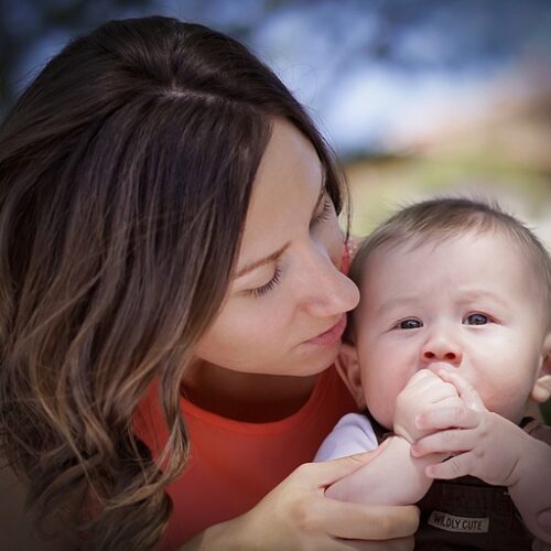 Monete, bottoni, caramelle. Ogni settimana un bimbo perde la vita così