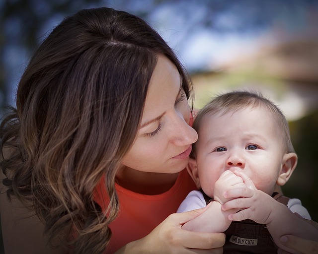 Monete, bottoni, caramelle. Ogni settimana un bimbo perde la vita così