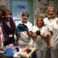 Lavoro a maglia per bimbi e mamme della Terapia intensiva neonatale