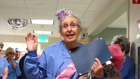 Compie 90 anni l’infermiera più anziana del mondo
