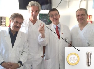 Carlo Cappello, Edoardo Casali, Giuseppe Boriani e Vincenzo Turco. Sotto il micro-pacemaker, senza fili. Foto Gazzetta di Modena