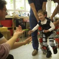 Alvaro, 5 anni. Un esoscheletro contro l'atrofia muscolare spinale