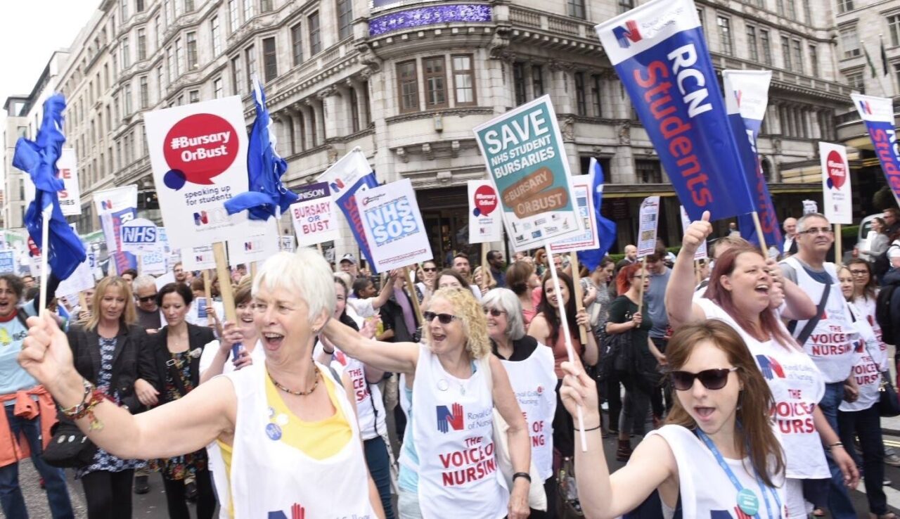 “No al taglio delle Borse di Studio”. Studenti e Infermieri in piazza a Londra