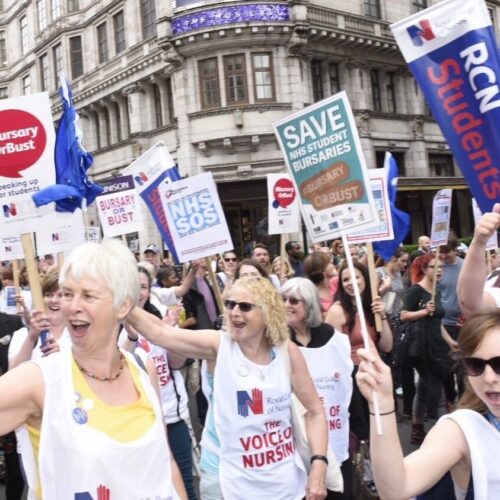 “No al taglio delle Borse di Studio”. Studenti e Infermieri in piazza a Londra