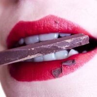 Contro le carie mangiate il cioccolato fondente