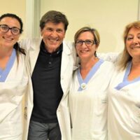 Gianni Morandi regala un sorriso ai piccoli pazienti del Rizzoli