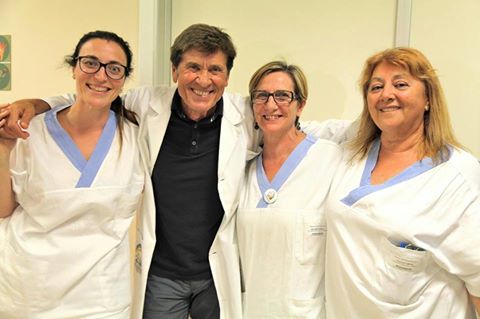 Gianni Morandi regala un sorriso ai piccoli pazienti del Rizzoli