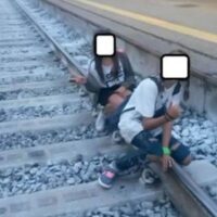 Giovani, selfie su binari con treno in arrivo: e' ''sballo'' della morte