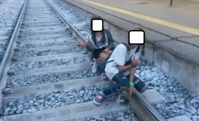 Giovani, selfie su binari con treno in arrivo: e’ ”sballo” della morte