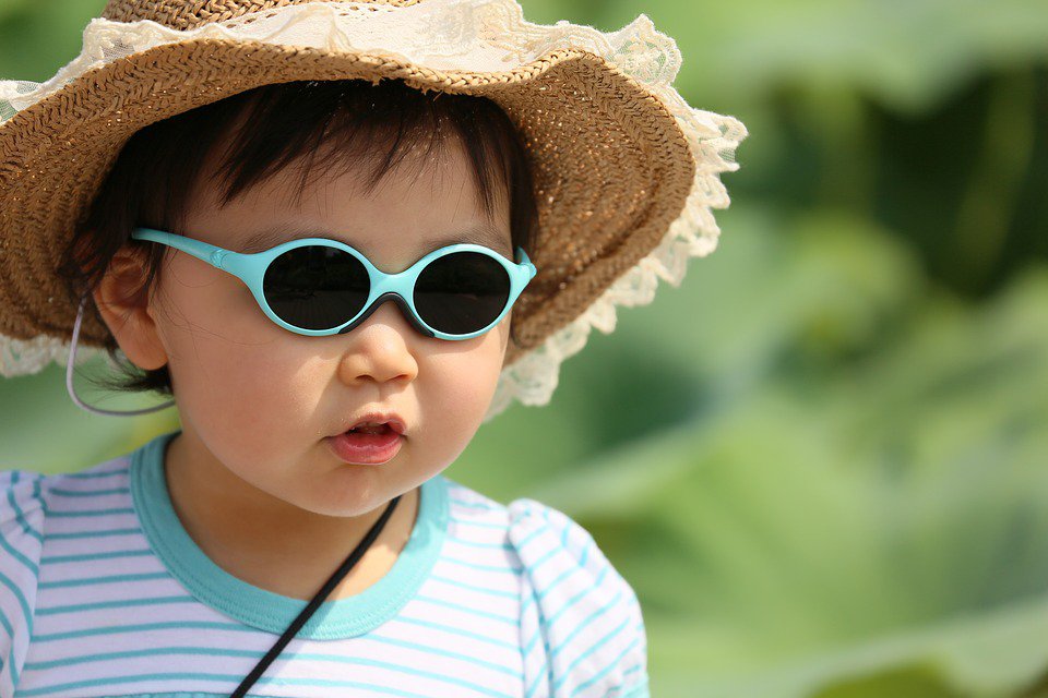 Proteggete la vista: ai bambini farà bene aria aperta e maggiore distanza dai dispositivi digitali