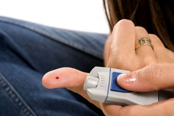 fonte: http://www.public-domain-image.com/free-images/science/medical-science/performing-a-self-monitoring-blood-glucose-test-which-as-a-diabetic