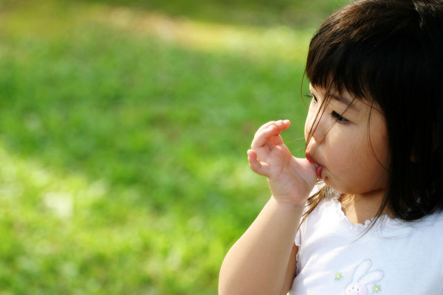 Succhiarsi il pollice e mangiarsi unghie riduce il rischio di allergie