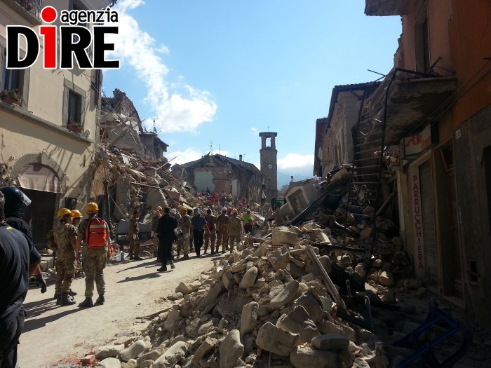Terremoto, da Bologna una nonnina chiama commossa i Vigili del fuoco: “Grazie per quello che fate”