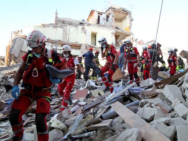 Sei ospedali da campo nelle zone del sisma: “Così gestiamo i traumi peggiori”