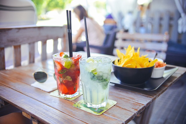 Aperitivi ‘batterici’, occhio a inzuppare più volte gli snack nelle salse