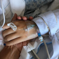 A 15 anni in coma per l'alcol. La mamma pubblica le foto: «La vita non è un gioco»