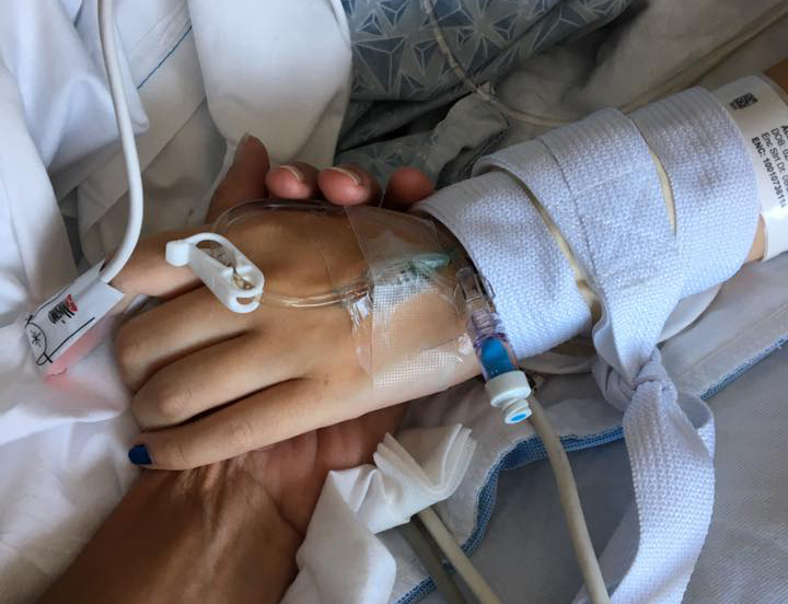 A 15 anni in coma per l’alcol. La mamma pubblica le foto: «La vita non è un gioco»