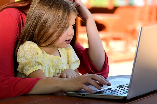 Bambini iperaccuditi o trascurati? Due facce della stessa medaglia