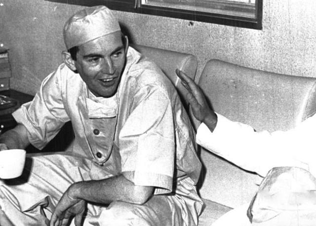 Il professor Christian Barnard, pioniere dei trapianti di cuore, al termine di un'operazione nell'ospedale 'Groote Schuur' di Citta' del Capo, 26 novembre 1974. ANSA/OLDPIX