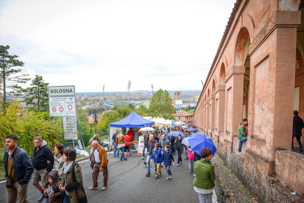 “Arrivo fin lí po bast”. A Bologna arriva il San Lòcca Day, tra stand, buon cibo e allegria