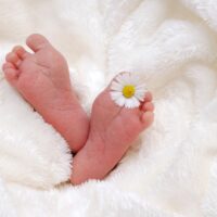 Texas, bimba nata due volte, operata e rimessa in utero