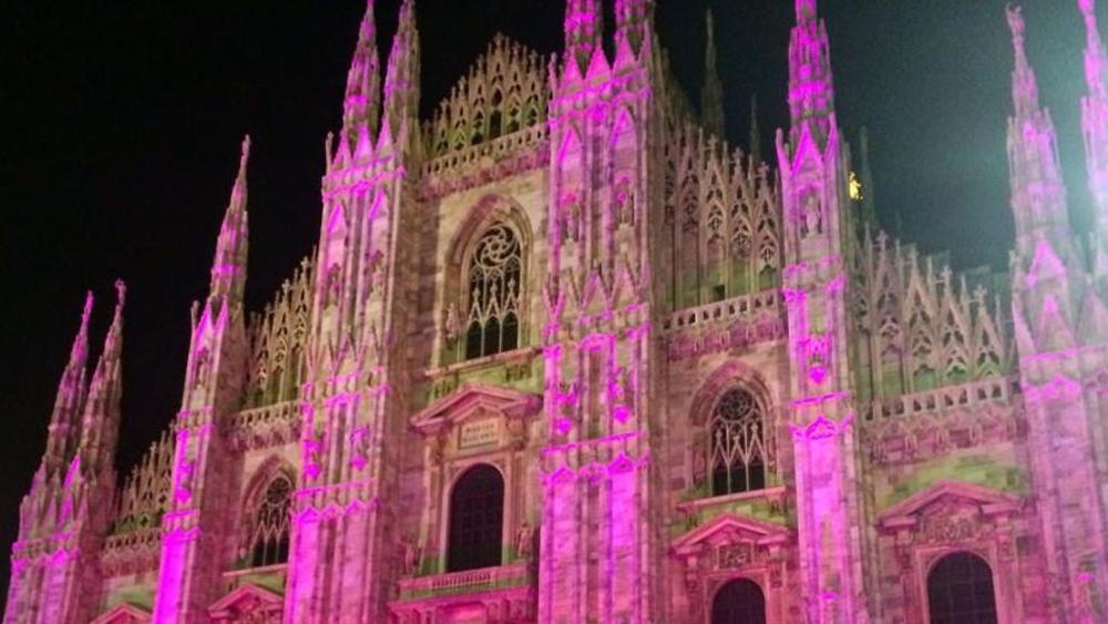Il Duomo di Milano si accende di rosa per combattere il tumore al seno