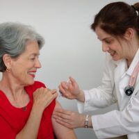 ISS: negli anziani i vaccini fanno differenza tra vita e morte