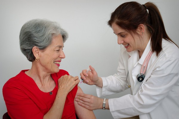 15813-a-senior-woman-receiving-a-vaccination-shot-from-her-doctor-pv-600x400