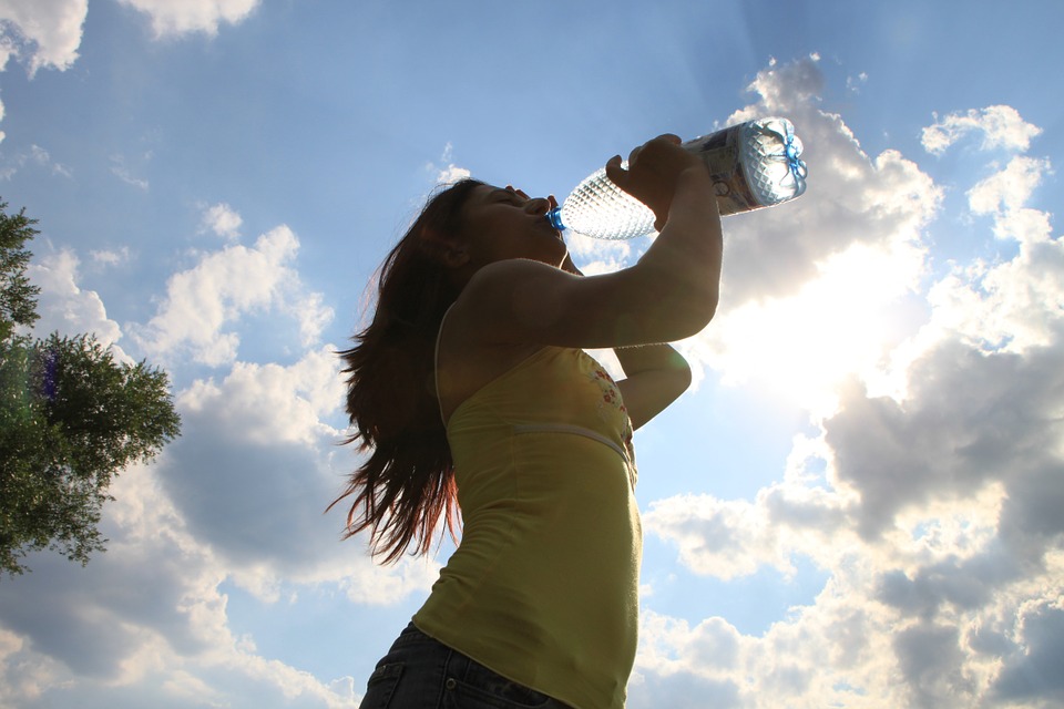 Bere tanta acqua migliora l’umore