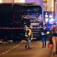 Attentato a Berlino, camion sulla folla: almeno nove morti