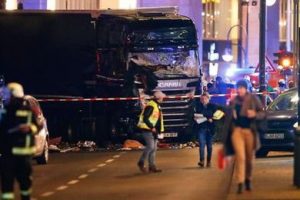 Attentato a Berlino, camion sulla folla: almeno nove morti