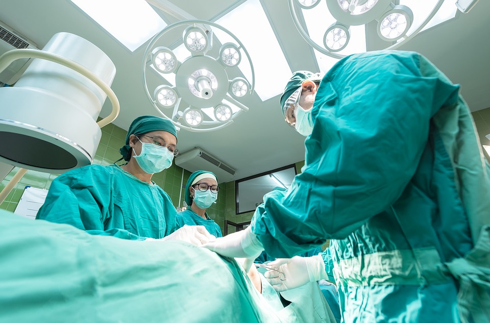 Bisturi addio: il futuro della cardiochirurgia passa da una telecamera e da una piccola incisione