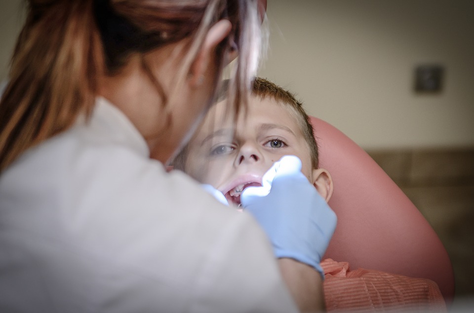 A Natale a rischio anche i denti. Ecco i consigli del dentista