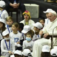 Il Papa elogia gli infermieri: "Hanno qualità speciali, per questo li ringrazio"