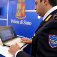 Internet. Pedofilia, truffe e cyberbullismo, nel 2016 l'impegno della polizia postale