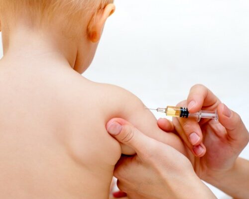 Vaccini: cosa cambia per i neonati e gli anziani?
