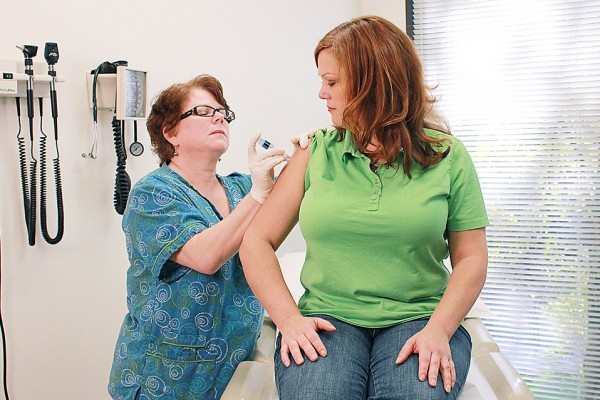 17094-a-nurse-giving-a-woman-a-flu-vaccine-shot-pv-600x400