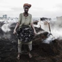 Costa d’Avorio, il fotoreportage sulle ‘donne del carbone’